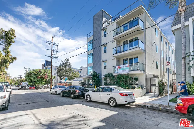 $3,042 | 10824 Blix Street, Unit 407, Toluca Lake, CA 91602