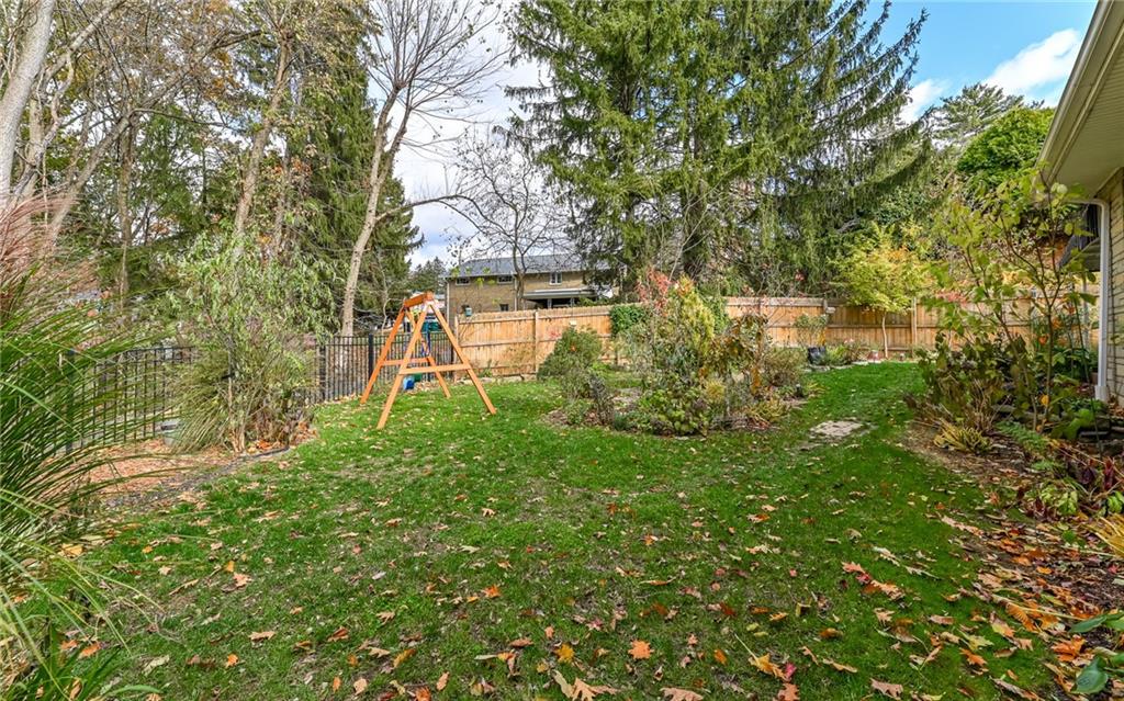 160 Siebert Road Pittsburgh, PA 15237 - Photo 28 of 31 a backyard of a house with table and chairs