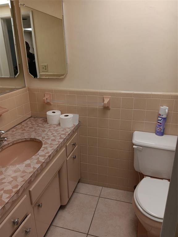 1110 North Riverside Drive, Unit 26 Pompano Beach, FL 33062 - Photo 5 of 17 a bathroom with a granite countertop toilet sink and mirror