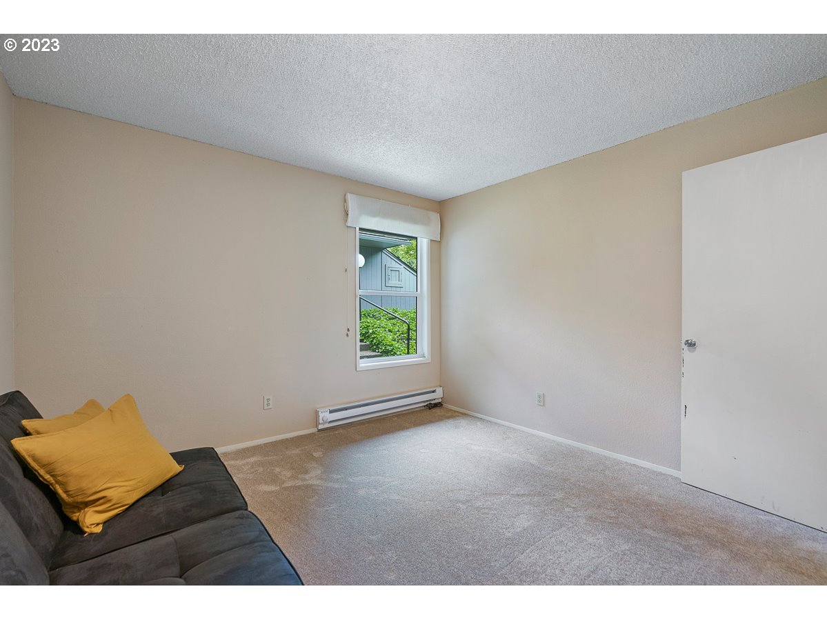 4308 Southwest Dickinson Street, Unit 15 Portland, OR 97219 - Photo 16 of 35 a view of an empty room and window