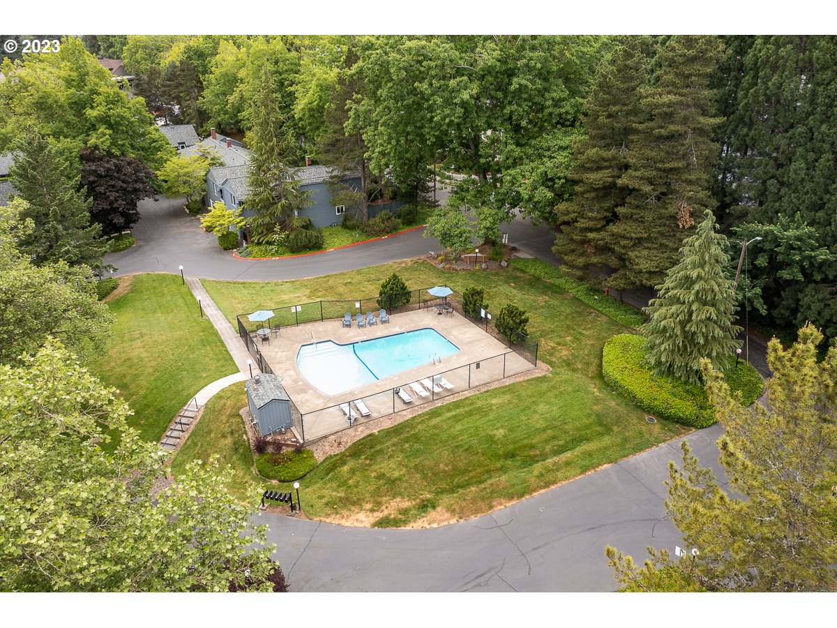 4308 Southwest Dickinson Street, Unit 15 Portland, OR 97219 - Photo 31 of 35