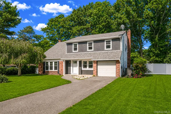 $699,999 | 4 Summercress Lane, Coram, NY 11727