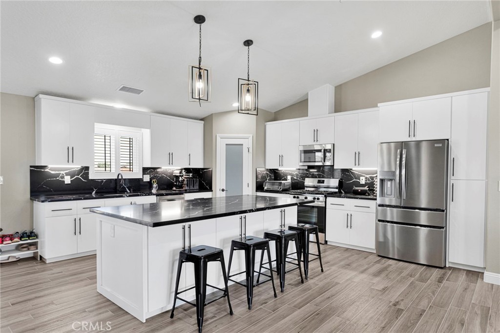 12744 Pauhaska Road Apple Valley, CA 92308 - Photo 2 of 37