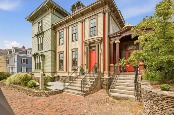 $3,400 | 92 Pelham Street, Unit 3, Newport, RI 02840