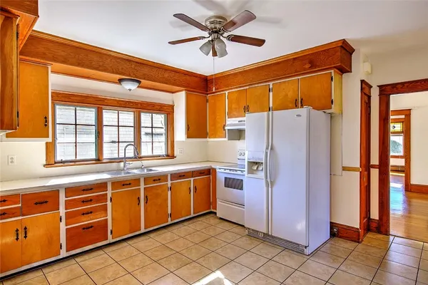 $2,000 | 910 Hope Street, Unit 1, Bristol, RI 02809