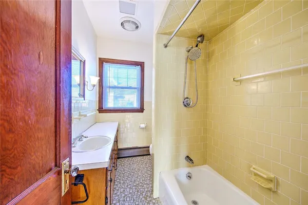 $2,000 | 910 Hope Street, Unit 1, Bristol, RI 02809