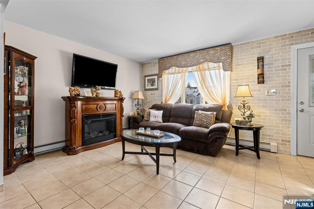 22 Cliff Hill Road Clifton, NJ 07013 - Photo 4 of 40