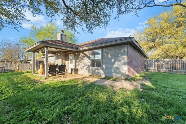 a view of a house with backyard