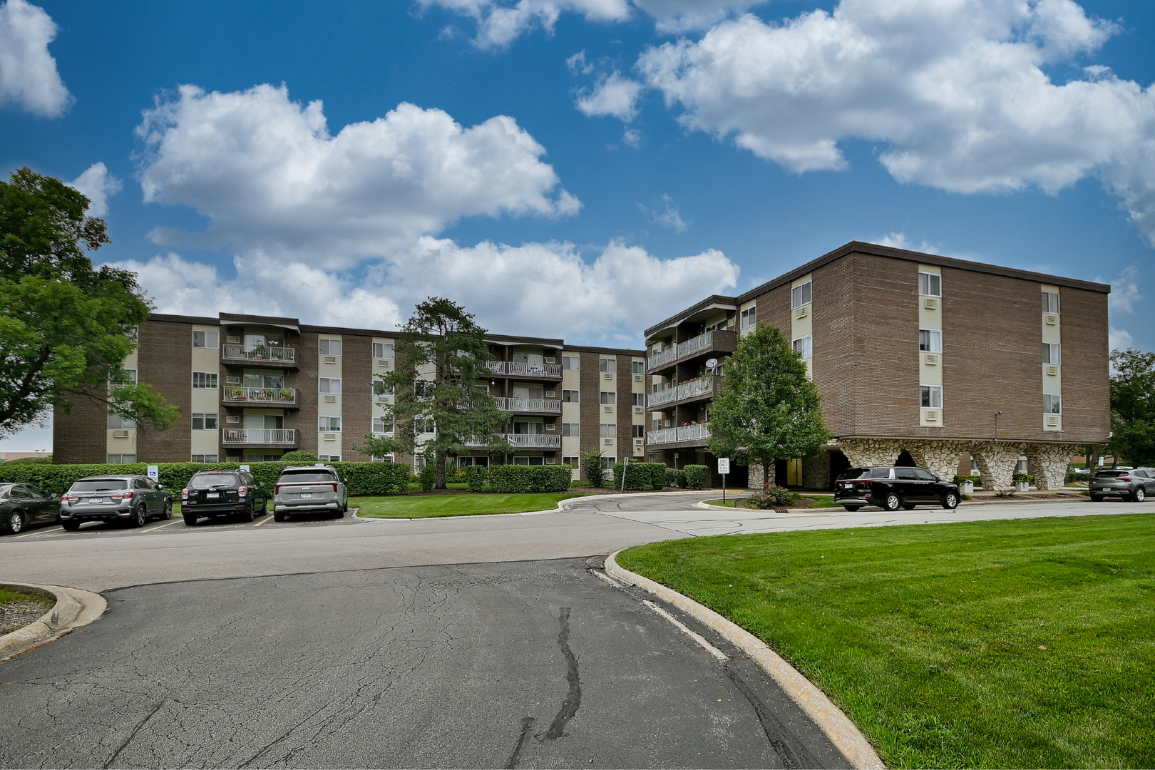 1321 South Finley Road, Unit 422 Lombard, IL 60148 - Photo 2 of 37 Gallery Image 2