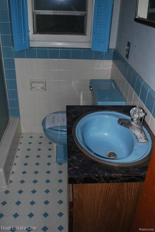 3071 Devondale Road Rochester, MI 48309 - Photo 19 of 25 1st Floor Bath