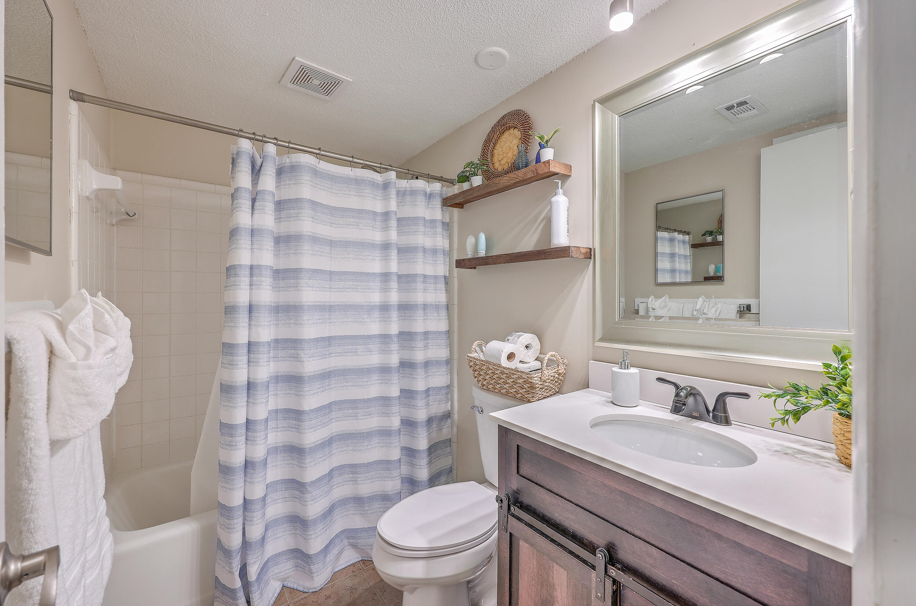 6240 Old Point Road, Unit C16 Hanahan, SC 29410 - Photo 16 of 27 Full Hallway Bathroom