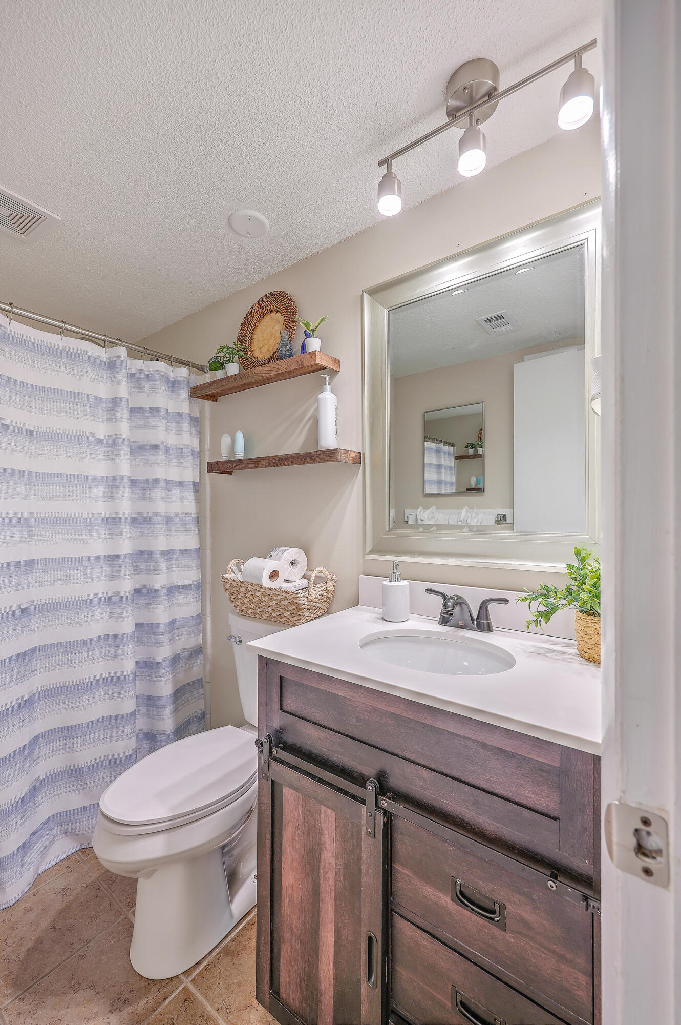 6240 Old Point Road, Unit C16 Hanahan, SC 29410 - Photo 17 of 27 Full Hallway Bathroom