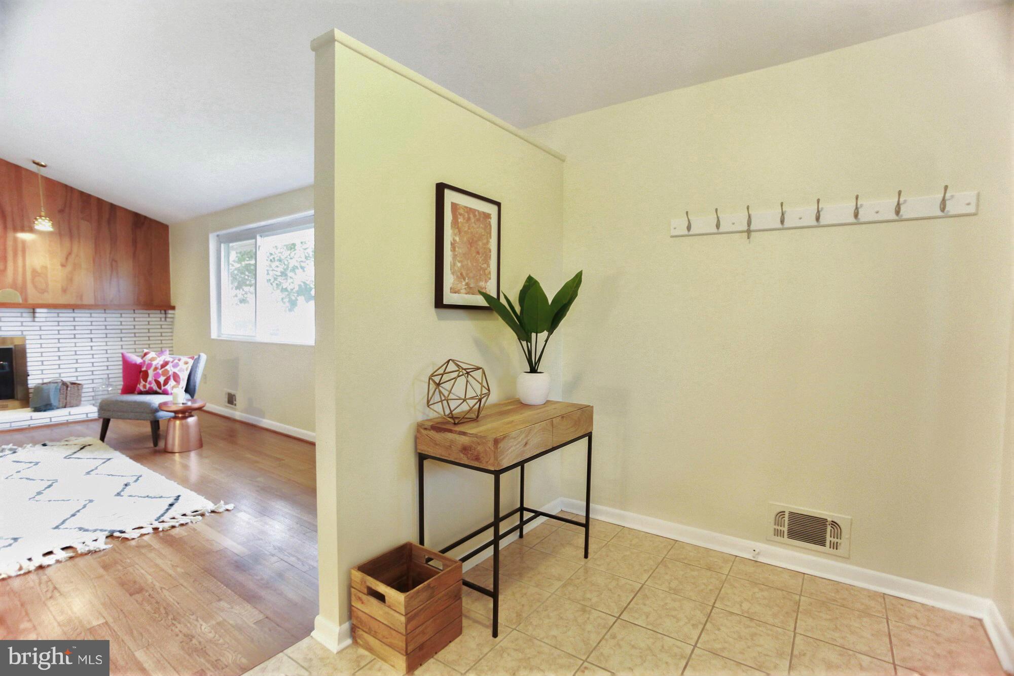 905 South Belgrade Road Silver Spring, MD 20902 - Photo 5 of 27 Living & Foyer