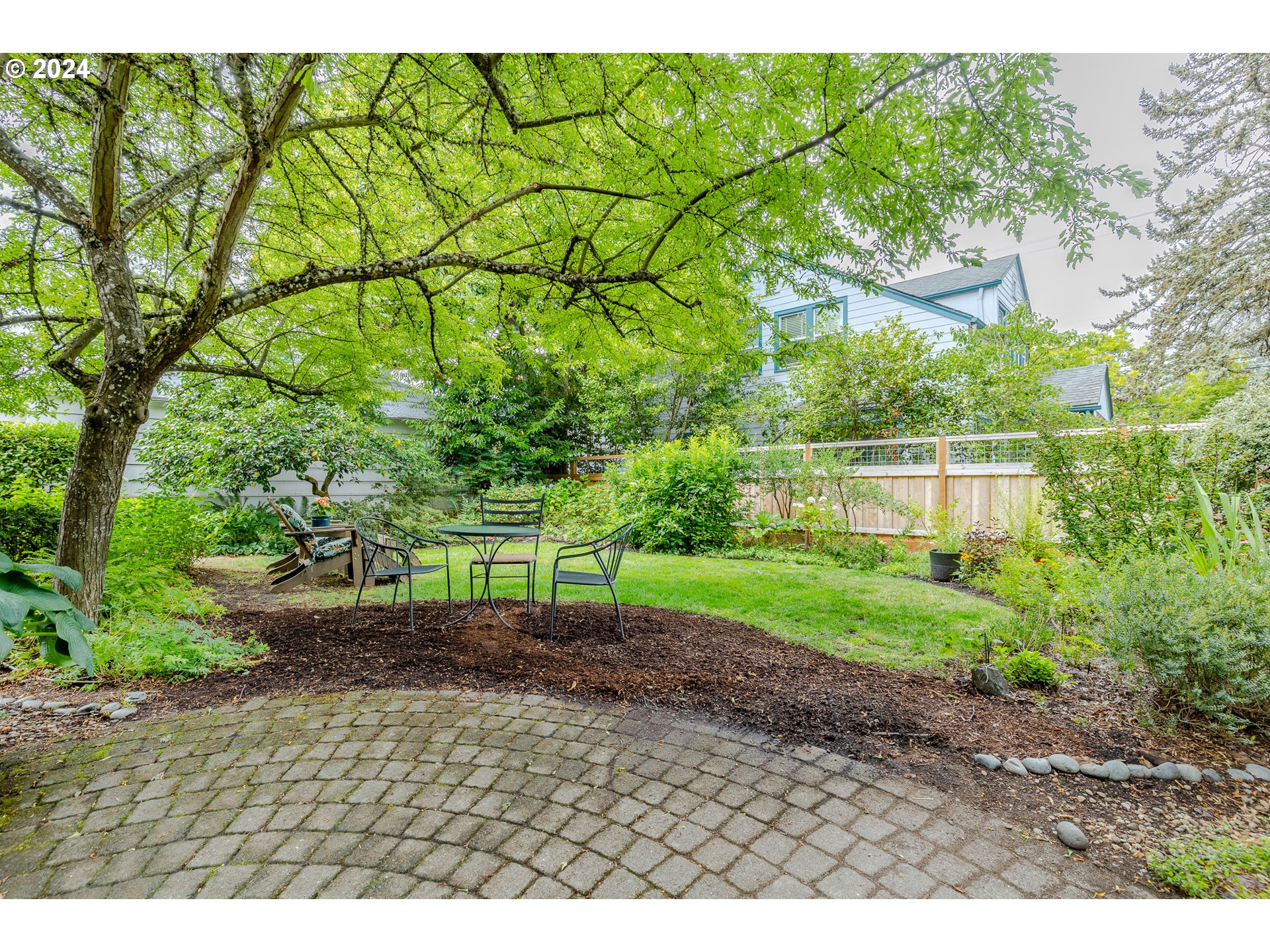 1610 Washington Street Eugene, OR 97401 - Photo 42 of 48 a backyard of a house with lots of green space