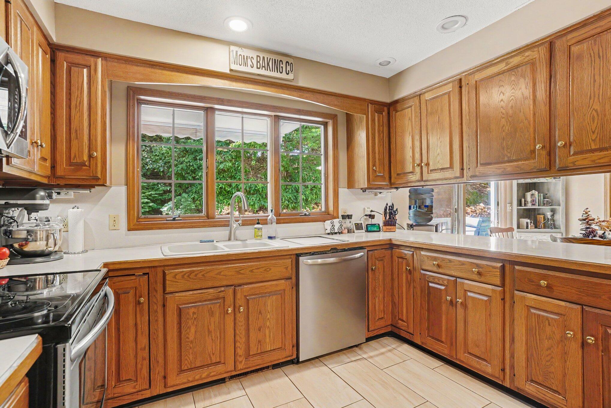 2065 Forest Park Road Muskegon, MI 49441 - Photo 13 of 39 012_file_7330