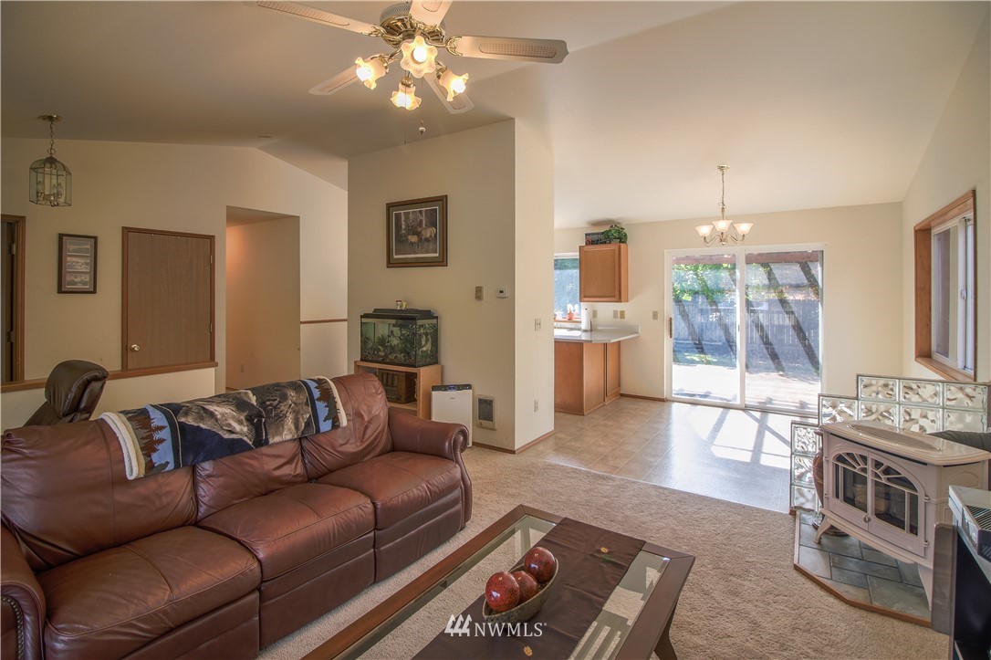 17828 Jordan Street Southwest Rochester, WA 98579 - Photo 4 of 15