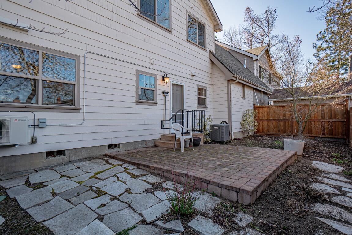 913 Bellview Avenue Ashland, OR 97520 - Photo 24 of 29 Flagstone Back Patio Area
