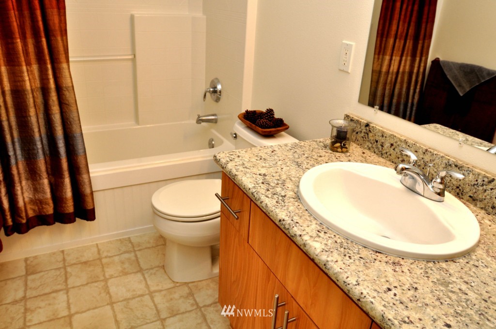 146 Cougar Ridge Road Northwest, Unit 1303 Issaquah, WA 98027 - Photo 8 of 17