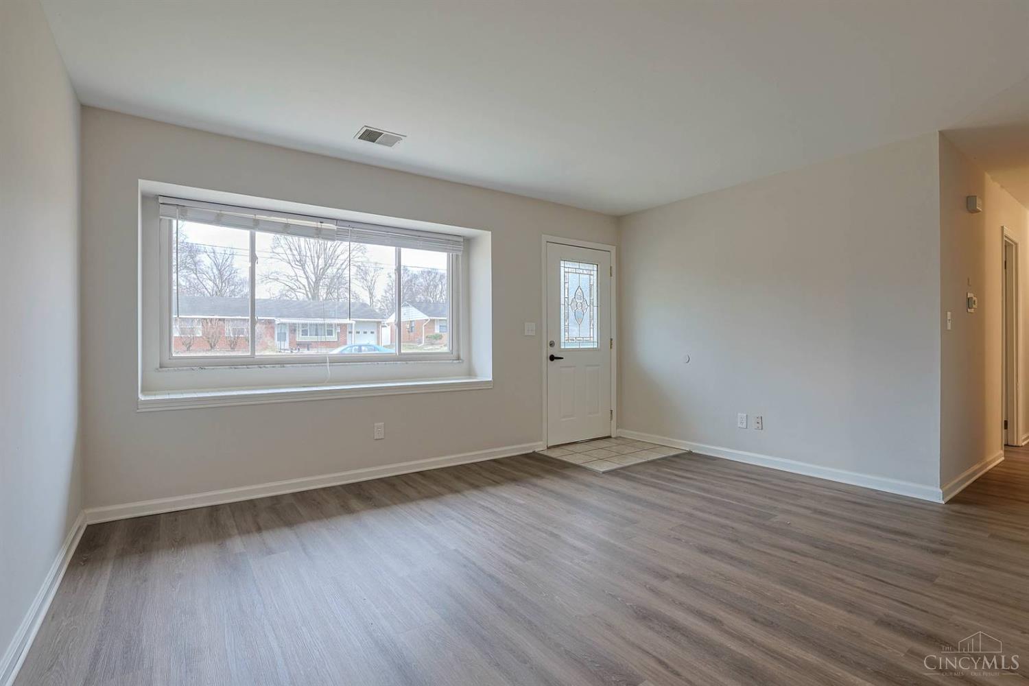 238 Diston Lane Cincinnati, OH 45246 - Photo 4 of 30