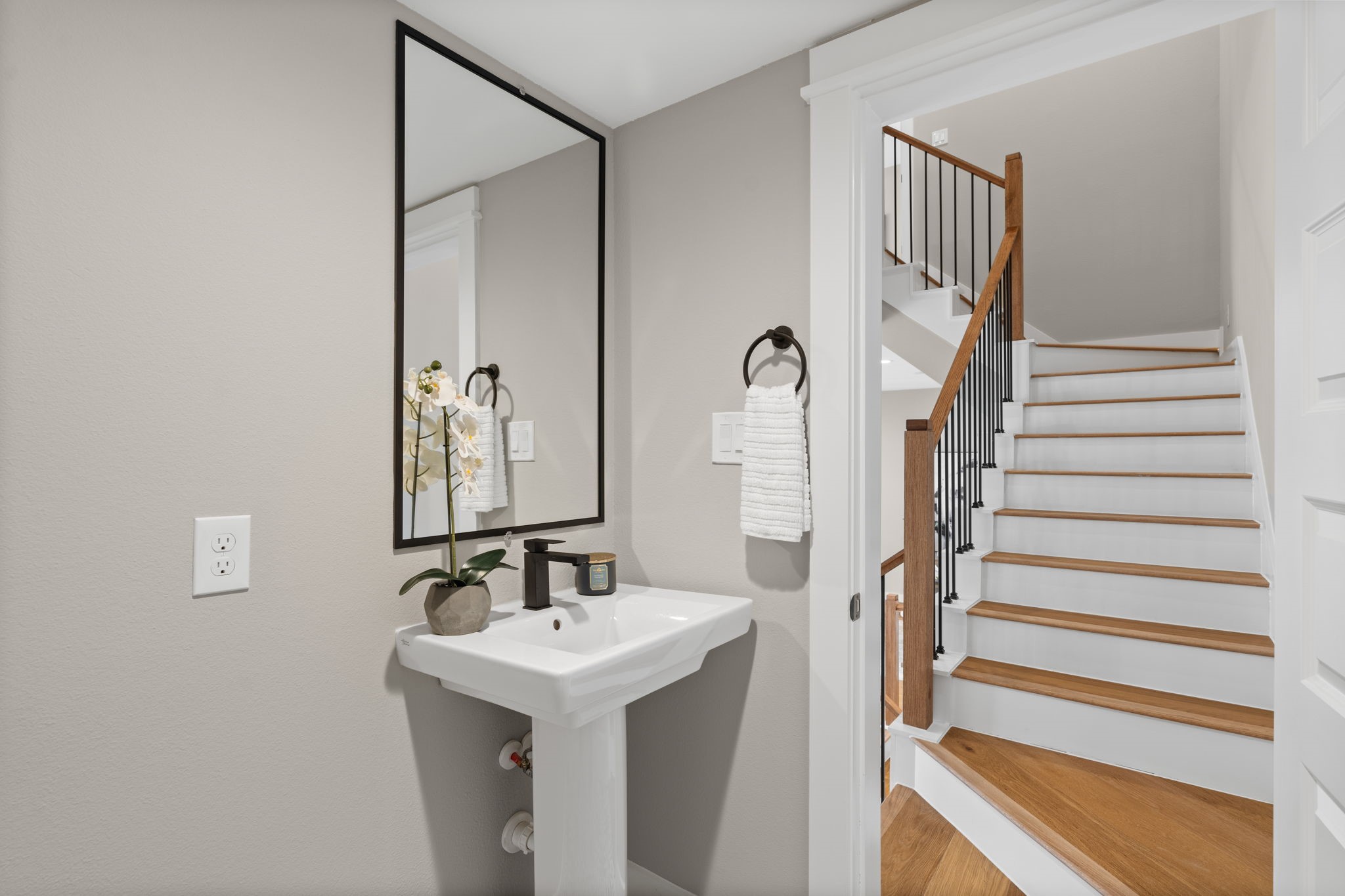 1195 West 19th Street Houston, TX 77008 - Photo 25 of 40 a bathroom with a sink and mirror