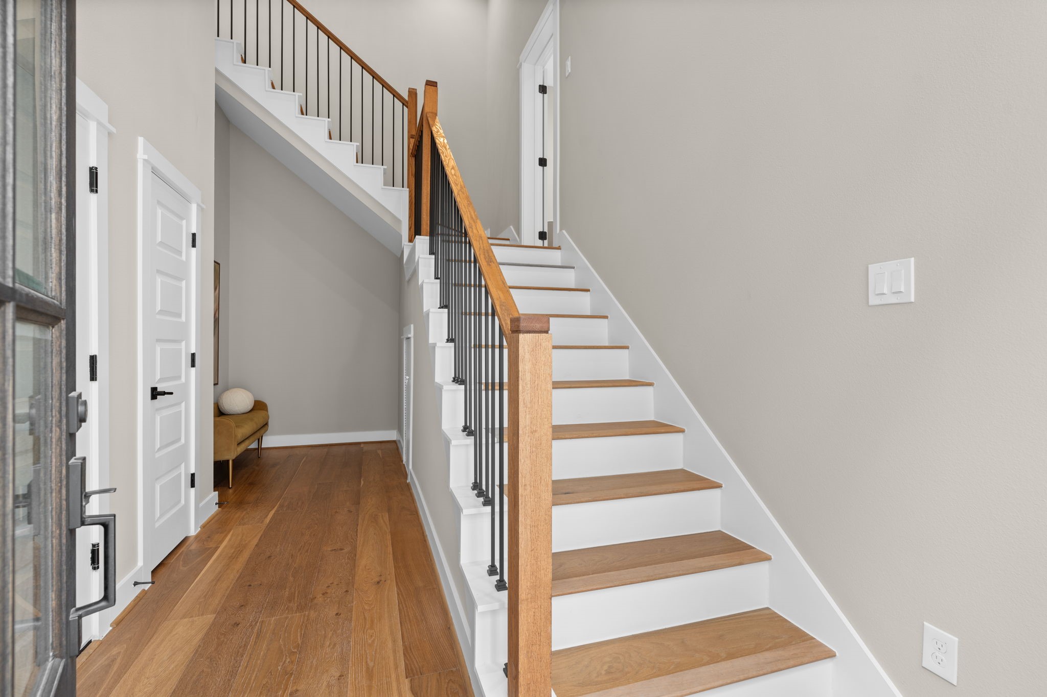 1195 West 19th Street Houston, TX 77008 - Photo 7 of 40 a view of a hallway with wooden floor and entryway