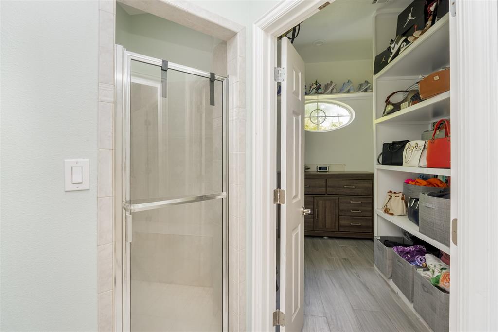 135 Kirkpatrick Road Ennis, TX 75119 - Photo 20 of 40 a view of walk in closet