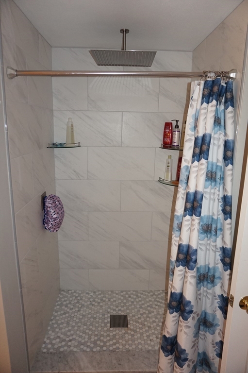 103 Bridle Cross Road, Unit 103 Fitchburg, MA 01420 - Photo 20 of 36 a bathroom with a shower