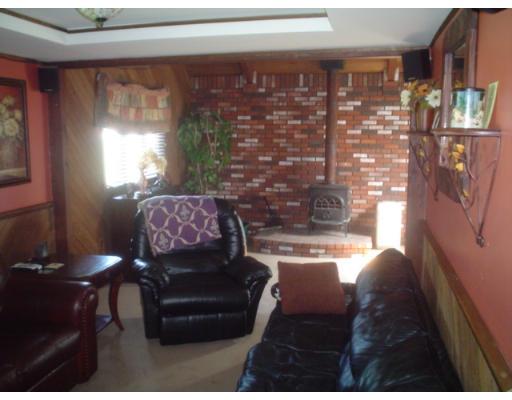 29 Broad Road Dracut, MA 01826 - Photo 11 of 16 a living room with furniture