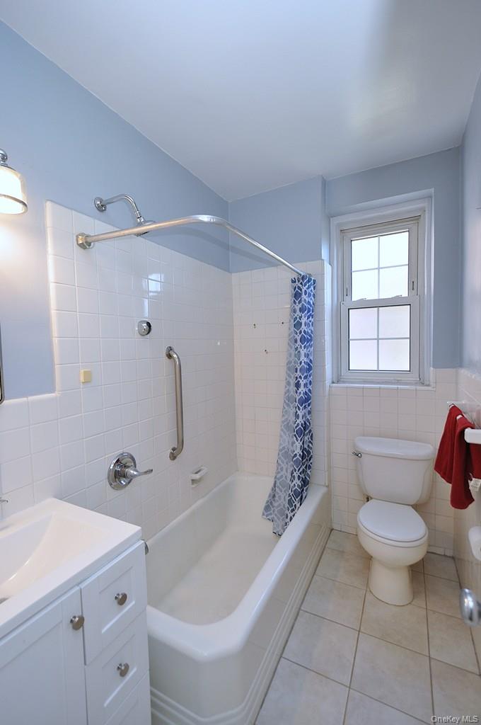 949 Palmer Road, Unit 2G Bronxville, NY 10708 - Photo 23 of 40 a bathroom with a bathtub toilet and sink
