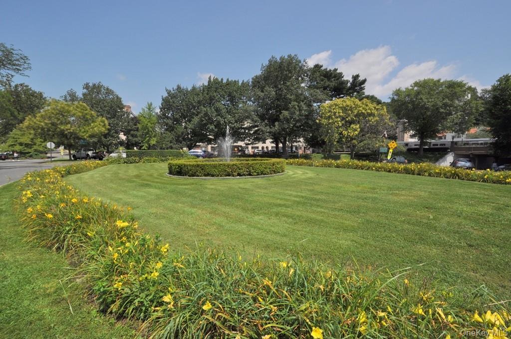 949 Palmer Road, Unit 2G Bronxville, NY 10708 - Photo 37 of 40 a view of a golf course with a lake