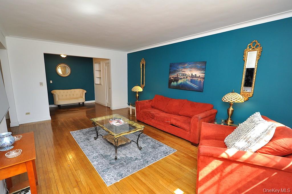 949 Palmer Road, Unit 2G Bronxville, NY 10708 - Photo 5 of 40 a living room with furniture and rug