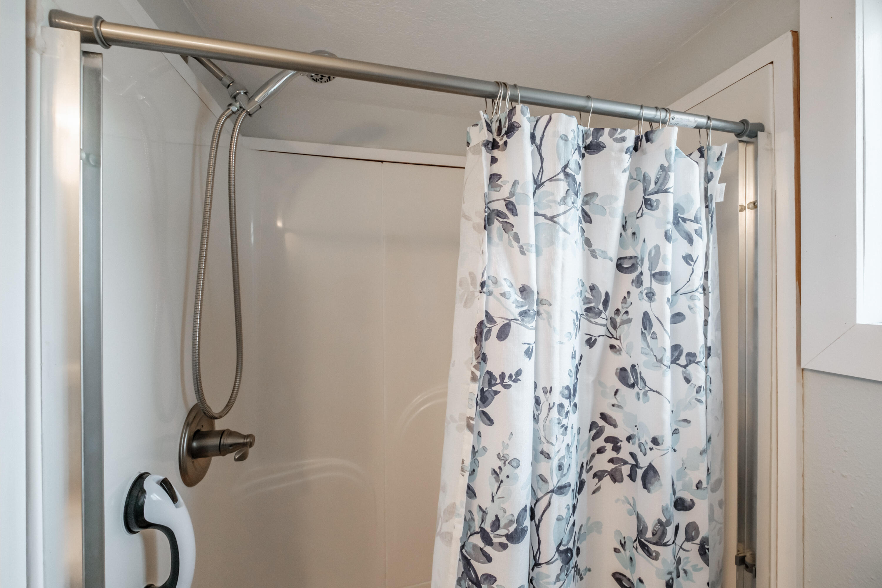12495 Clow Corner Road Dallas, OR 97338 - Photo 21 of 50 a bathroom with a shower