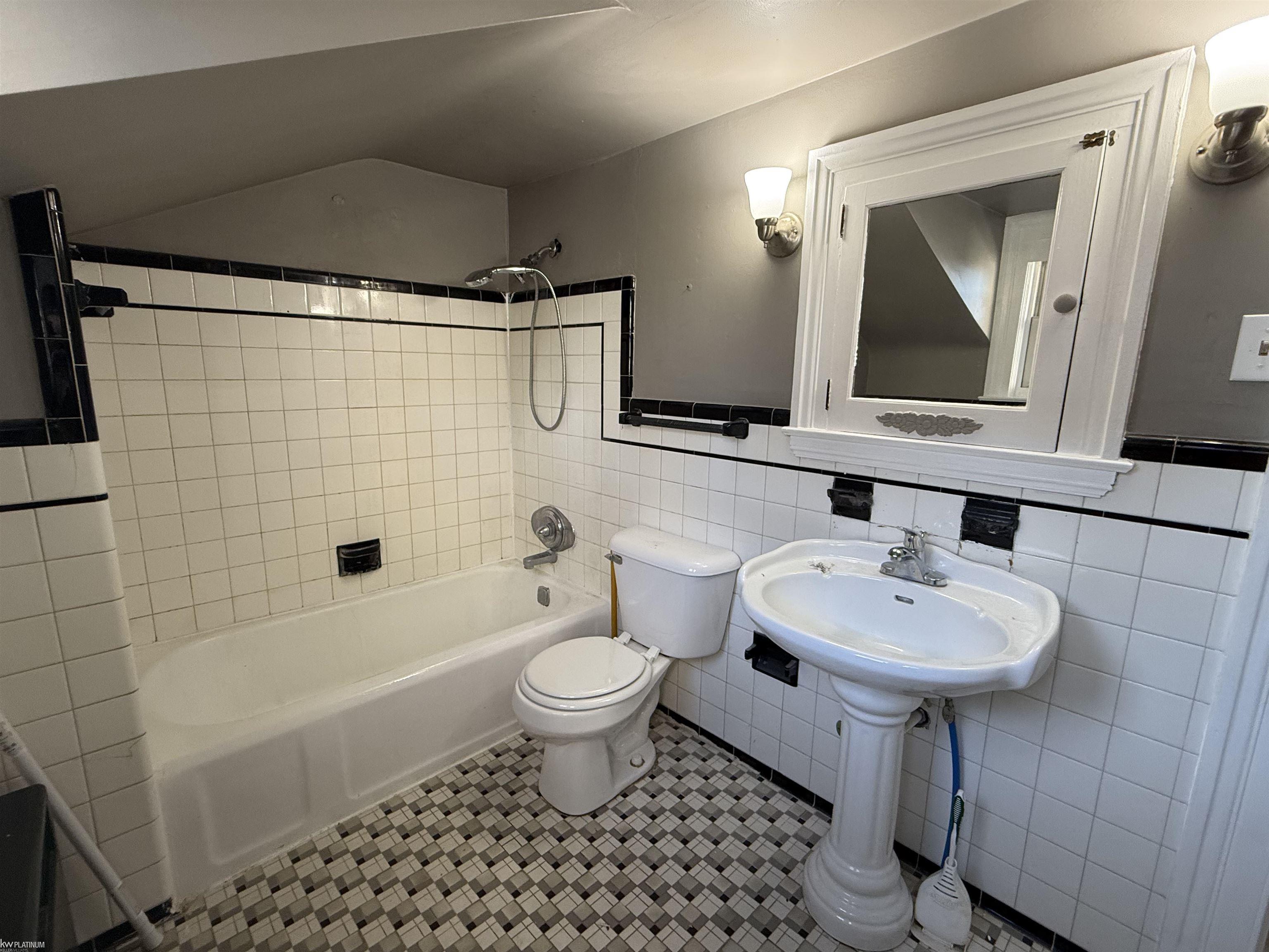 241 North Main Street, Unit UPPR Romeo, MI 48065 - Photo 14 of 16