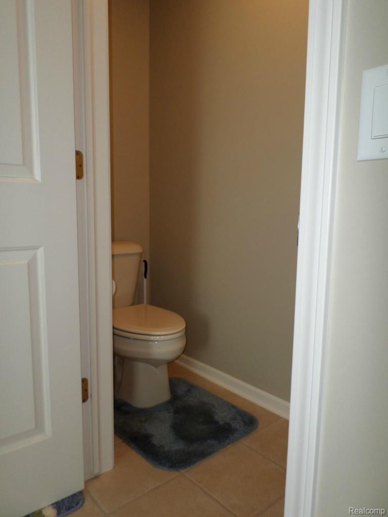 656 Bliss Drive Rochester, MI 48307 - Photo 21 of 40 private water closet.jpg