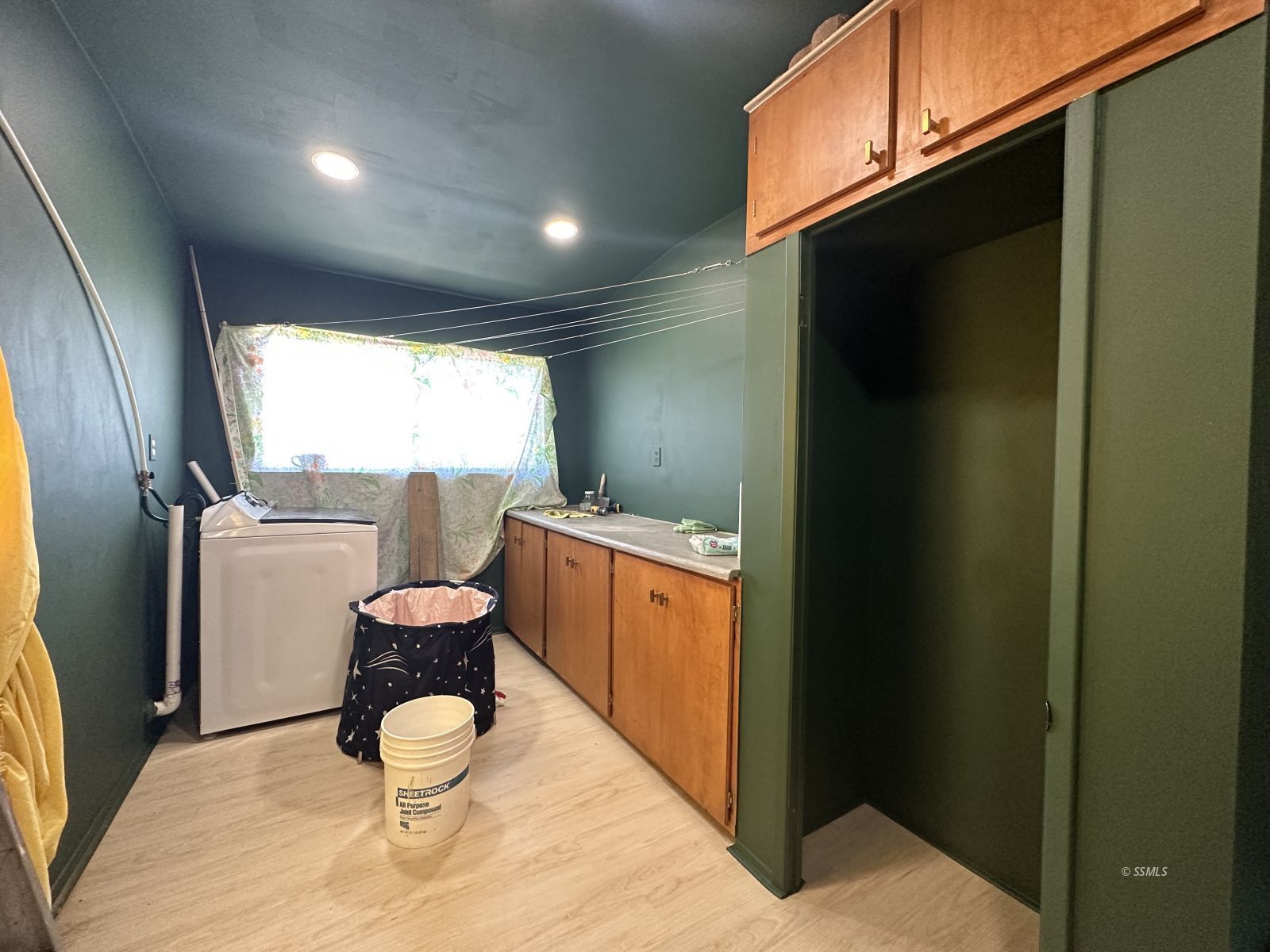 2511 Calvert Boulevard Ridgecrest, CA 93555 - Photo 21 of 41 a bathroom with a toilet sink and mirror