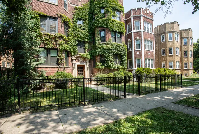 $2,100 | 2048 West Fargo Avenue, Unit 3W, Chicago, IL 60645