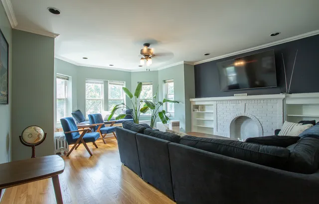 $2,100 | 2048 West Fargo Avenue, Unit 3W, Chicago, IL 60645