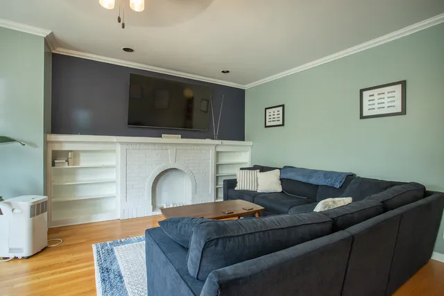 $2,100 | 2048 West Fargo Avenue, Unit 3W, Chicago, IL 60645