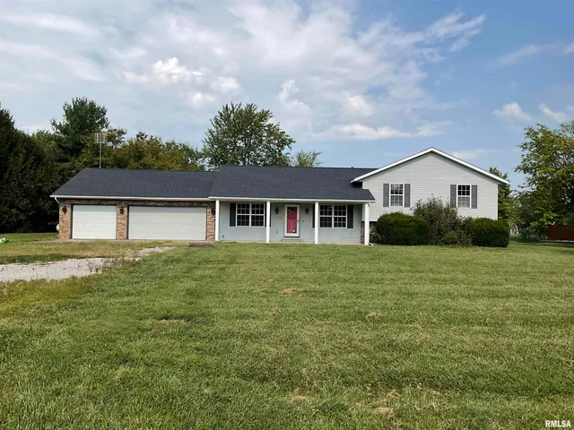 $269,900 | 12 Hickory Road, Nashville, IL 62263