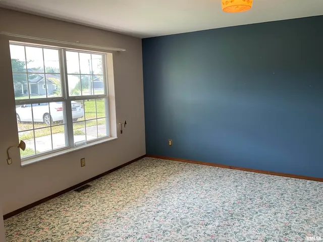 $269,900 | 12 Hickory Road, Nashville, IL 62263