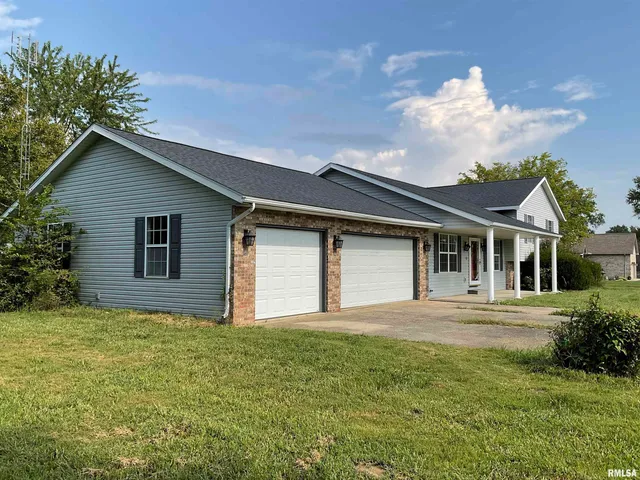 $269,900 | 12 Hickory Road, Nashville, IL 62263