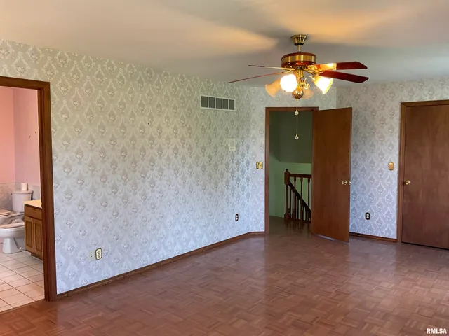 $269,900 | 12 Hickory Road, Nashville, IL 62263