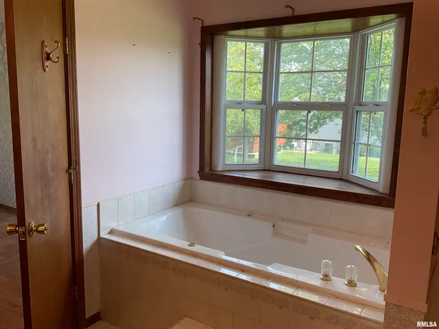 $269,900 | 12 Hickory Road, Nashville, IL 62263