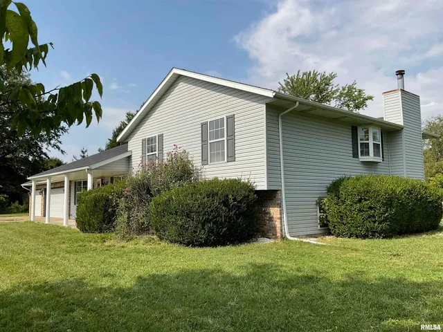 $269,900 | 12 Hickory Road, Nashville, IL 62263