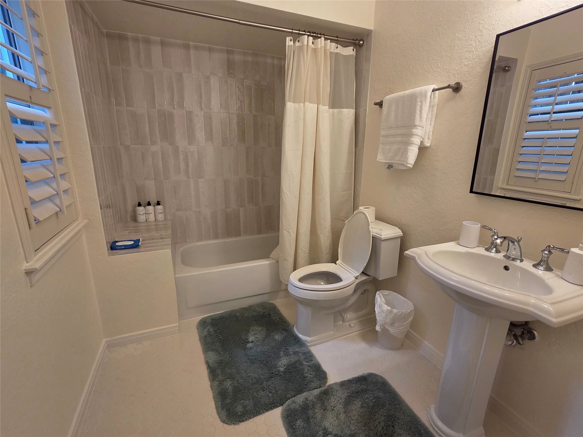 4509 Hazard Street Houston, TX 77098 - Photo 5 of 19 Full bath connected to bedroom