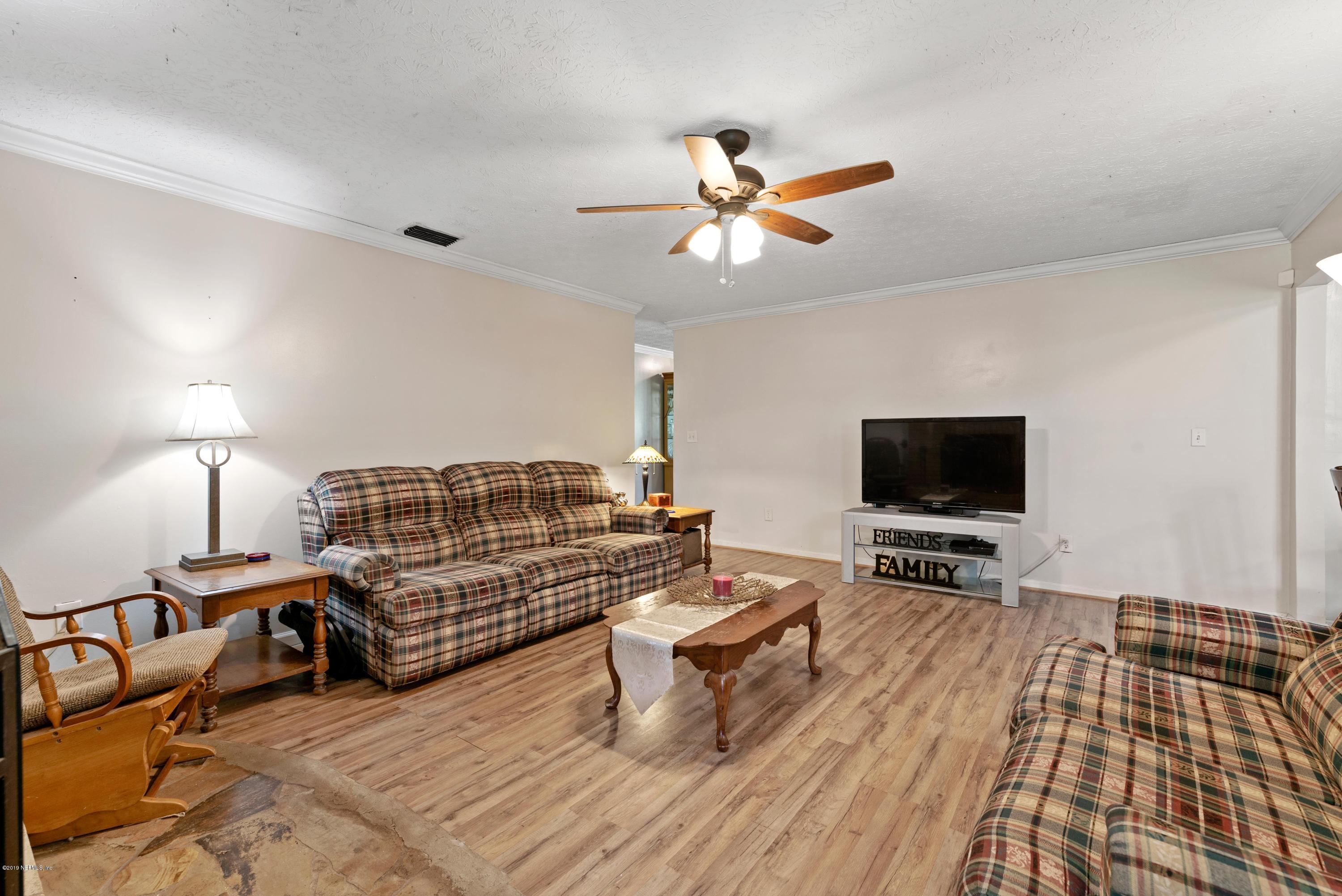 54152 Snyder Road Callahan, FL 32011 - Photo 19 of 39 a living room with furniture and a flat screen tv