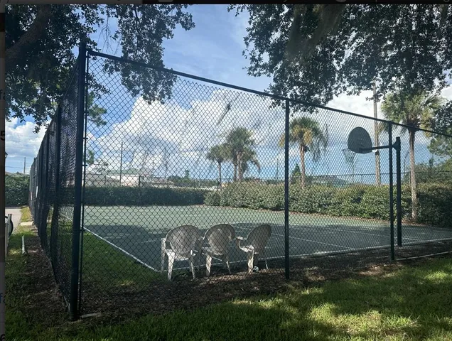 a view of a back yard