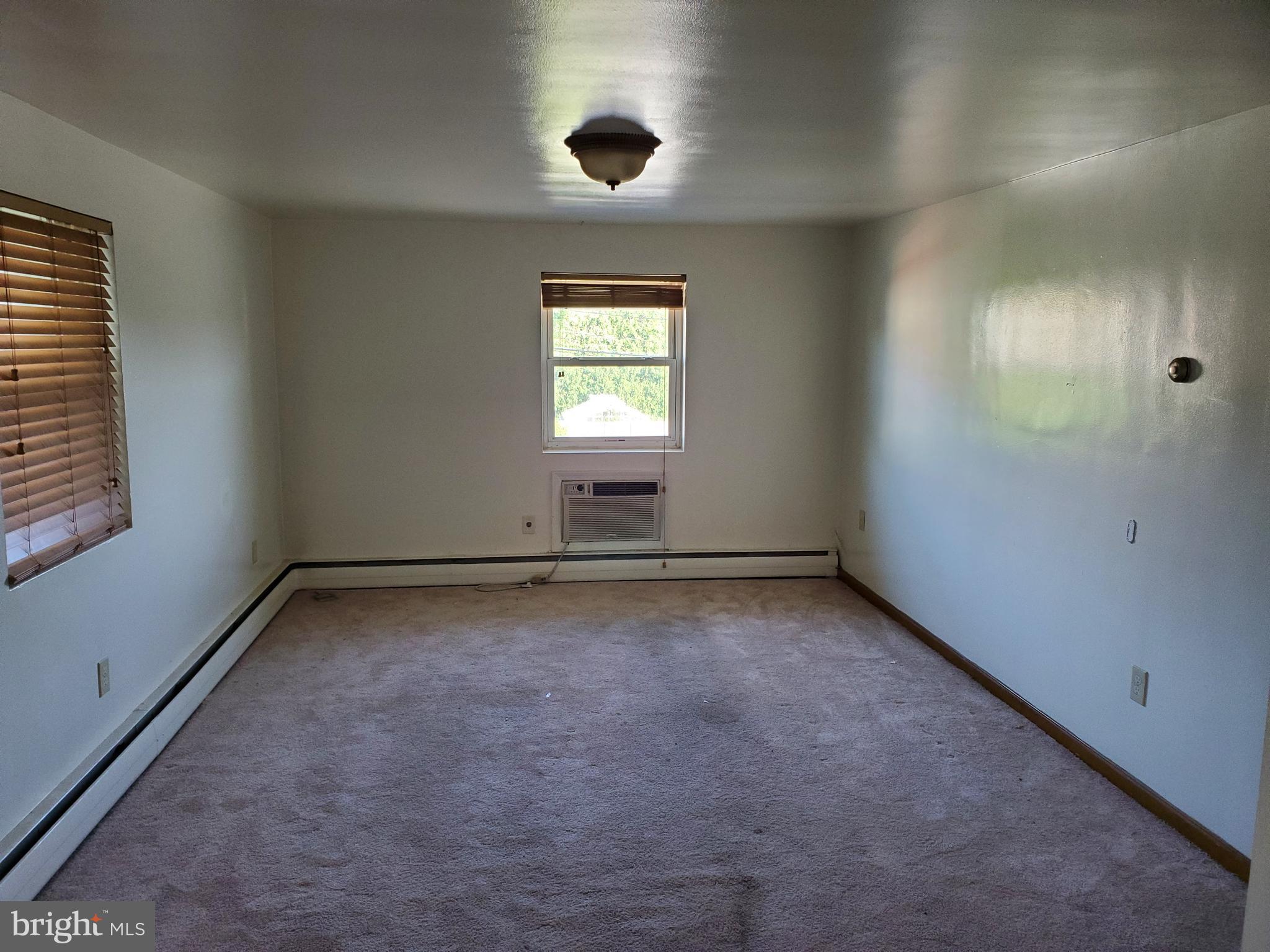 33 East Main Street Middletown, MD 21769 - Photo 21 of 26 Apartment living room