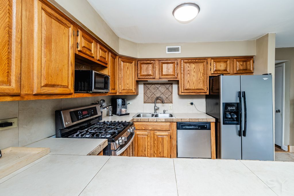 2016 Raleigh Place Hoffman Estates, IL 60169 - Photo 5 of 33