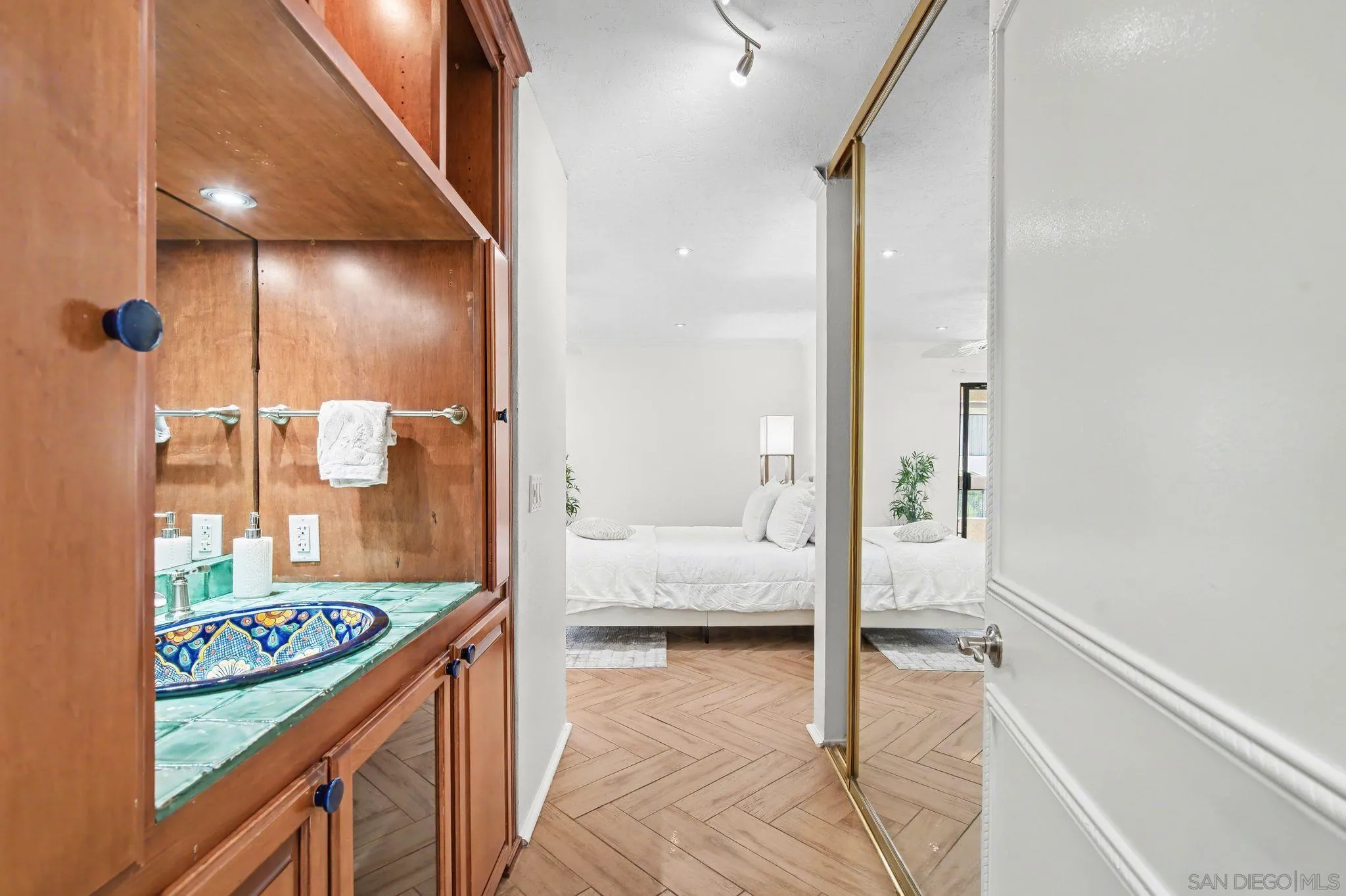 6757 Friars Road, Unit 21 San Diego, CA 92108 - Photo 17 of 40 a bathroom with a tub and shower